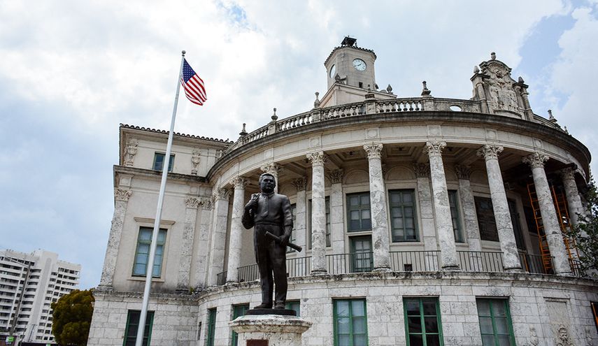 El ayuntamiento de Coral Gables recoge claras formas neoclásicas y mediterráneas y fue inaugurado en 1928.