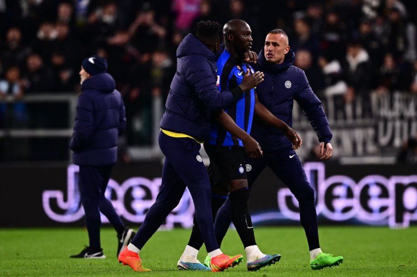 El delantero belga Romelu Lukaku es escoltado por sus compañeros del Inter de Milán, luego de recibir tarjeta amarilla en el duelo contra la Juventus en la Copa de Italia