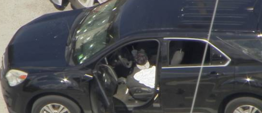 Impactos de bala en el parabrisas de la camioneta negra.&nbsp;