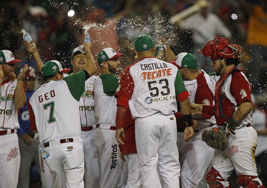 Jugadores de las Águilas de Mexicali festejan este lunes 6 de febrero de 2017, durante un juego entre Águilas de Mexicali de México y Alazanes de Granma de Cuba por la Serie del Caribe, en Culiacán (México).&nbsp;