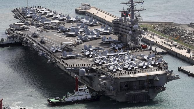 El portaaviones estadounidense USS Ronald Reagan llegando a Busán, Corea del Sur.