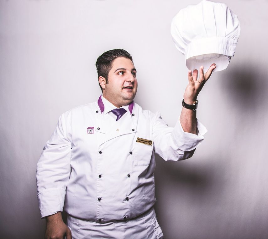 El flying chef turco Cemil Yildizhan, quien hace seis años cocina para la aerolínea.&nbsp;