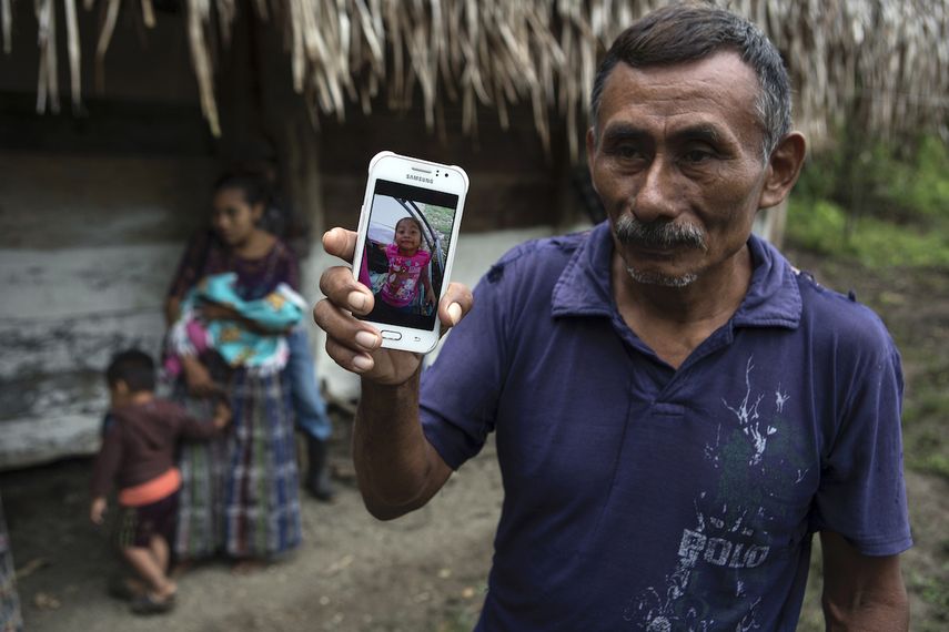 Domingo Caal Chub, de 61 a&ntilde;os, sostiene un tel&eacute;fono en el que muestra una foto de su nieta Jakelin Amei Rosmery Caal Maquin, en Raxruha, Guatemala. La ni&ntilde;a de 7 a&ntilde;os falleci&oacute; en un hospital de Texas, dos d&iacute;as despu&eacute;s de ser detenida por los agentes de la Patrulla Fronteriza de Estados Unidos.&nbsp;