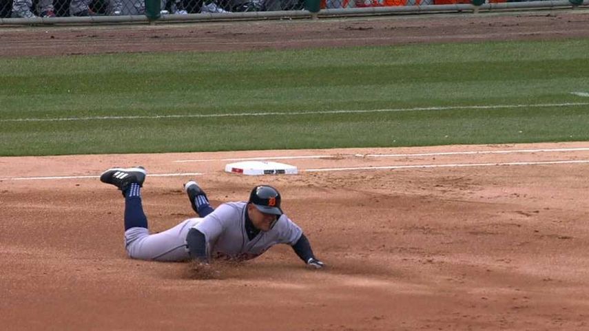 El venezolano siguió en el encuentro durante unos minutos, pero Niko Goodrum lo reemplazó en la inicial en la segunda entrada