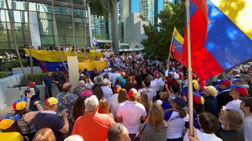 Con banderas y pancartas, venezolanos reunidos en Miami protestan contra Nicolás Maduro.