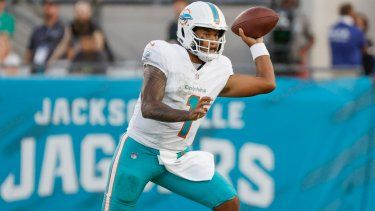 Tua Tagovailoa, quarterback de los Dolphins de Miami, se prepara para lanzar un pase en el encuentro de pretemporada ante los Jaguares de Jacksonville, el sábado 26 de agosto de 2023.