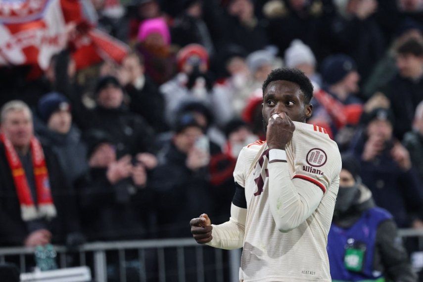 El canadiense Alphonso Davies, del Bayern Múnich, celebra luego de anotar el gol del empate para su equipo, el 18 de febrero de 2025.