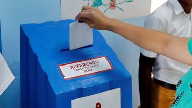 Una mujer deposita su voto el domingo 24 de febrero en el referendo sobre la nueva Constitución, en La Habana, Cuba.&nbsp;