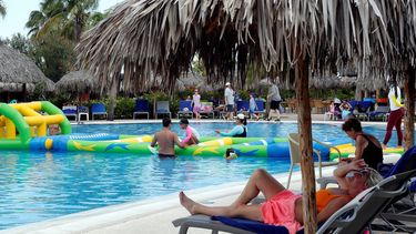Varios turistas disfrutan de actividades en la piscina de uno de hoteles enclavados en el balneario de Varadero, en la costa norte del occidente cubano.
