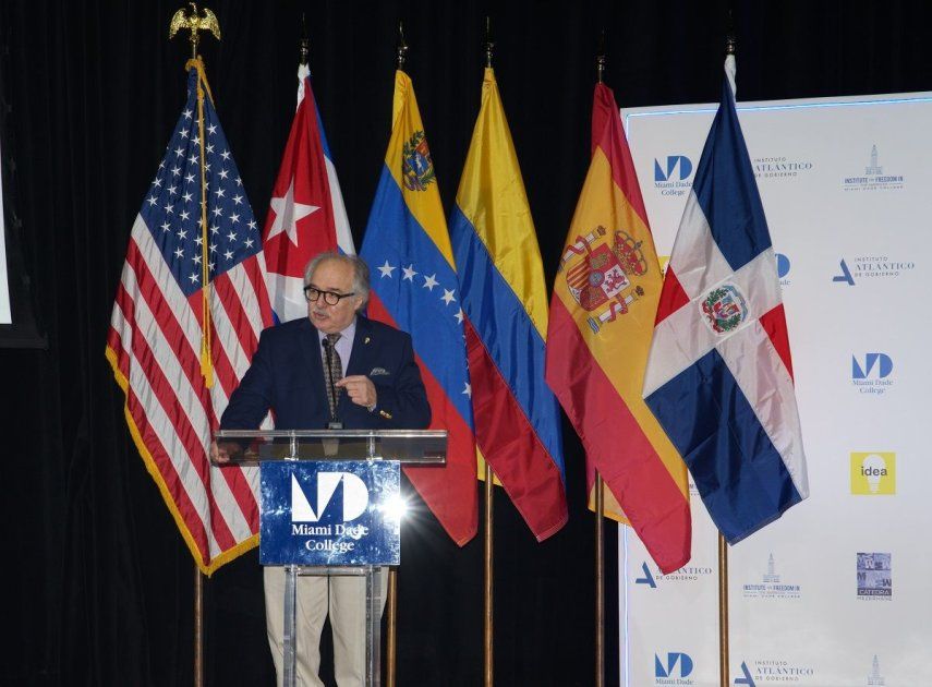 El doctor Asdrúbal Aguiar, secretario general de IDEA.  