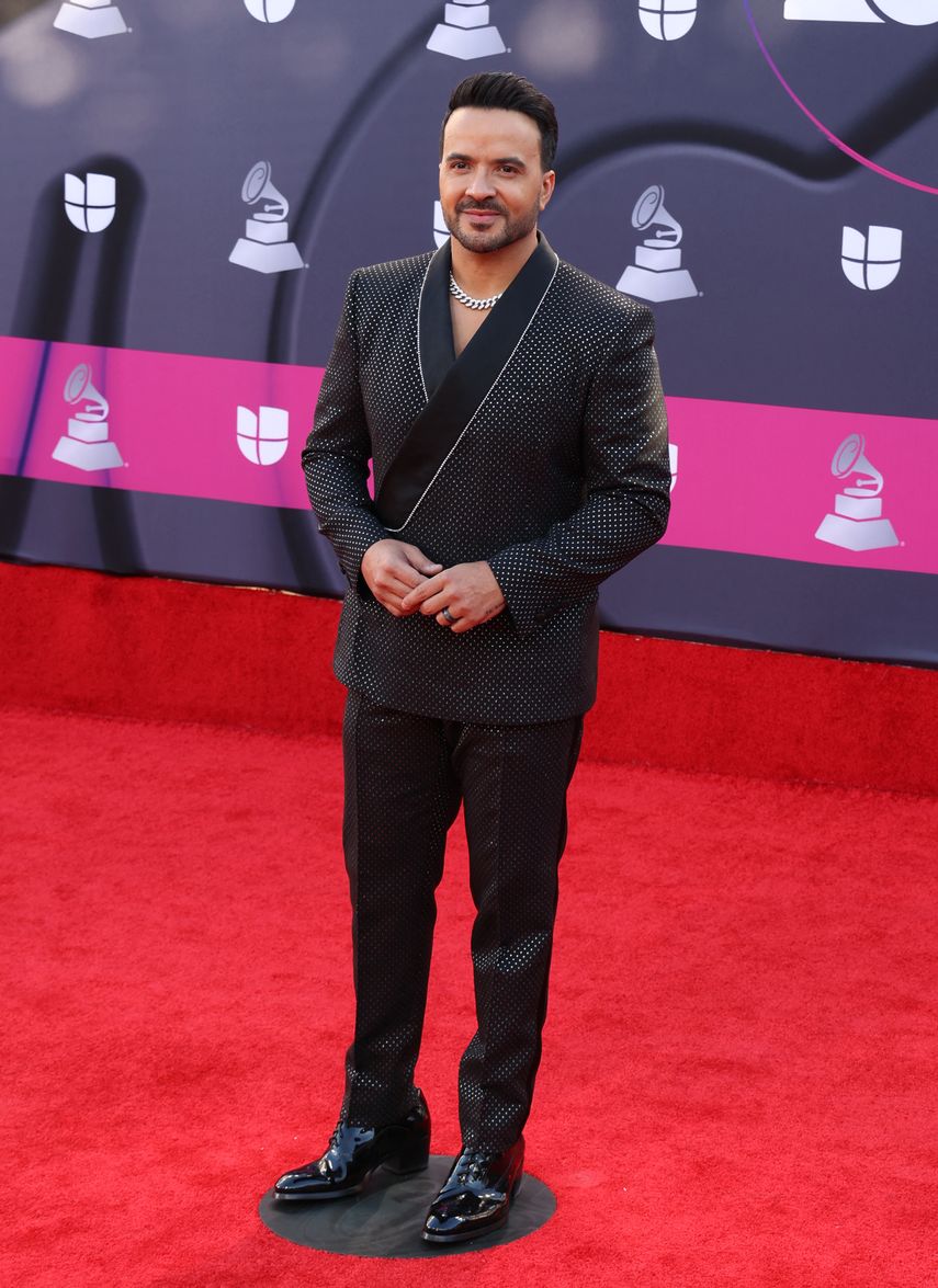 El cantautor puertorriqueño Luis Fonsi, uno de los cuatro anfitriones de los Latin Grammy, posa en la alfombra roja del evento más importante de la música latina.