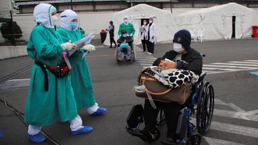 Varias personas que dieron positivo al COVID-19 son trasladadas a tiendas en el exterior del hospital del Seguro Social para seguir su tratamiento, en Quito, Ecuador. &nbsp;
