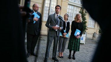 El Primer Ministro de Francia, Gabriel Attal (C), flanqueado por la Secretaria de Estado de Ciudadanía de Francia, Sabrina Agresti-Roubache (segunda a la derecha) y la Ministra de Educación y Juventud de Francia, Nicole Belloubet (a la derecha), se dirige a los medios de comunicación tras una reunión centrada en la seguridad escolar en el Hotel Matignon en París el 21 de marzo de 2024. &nbsp;