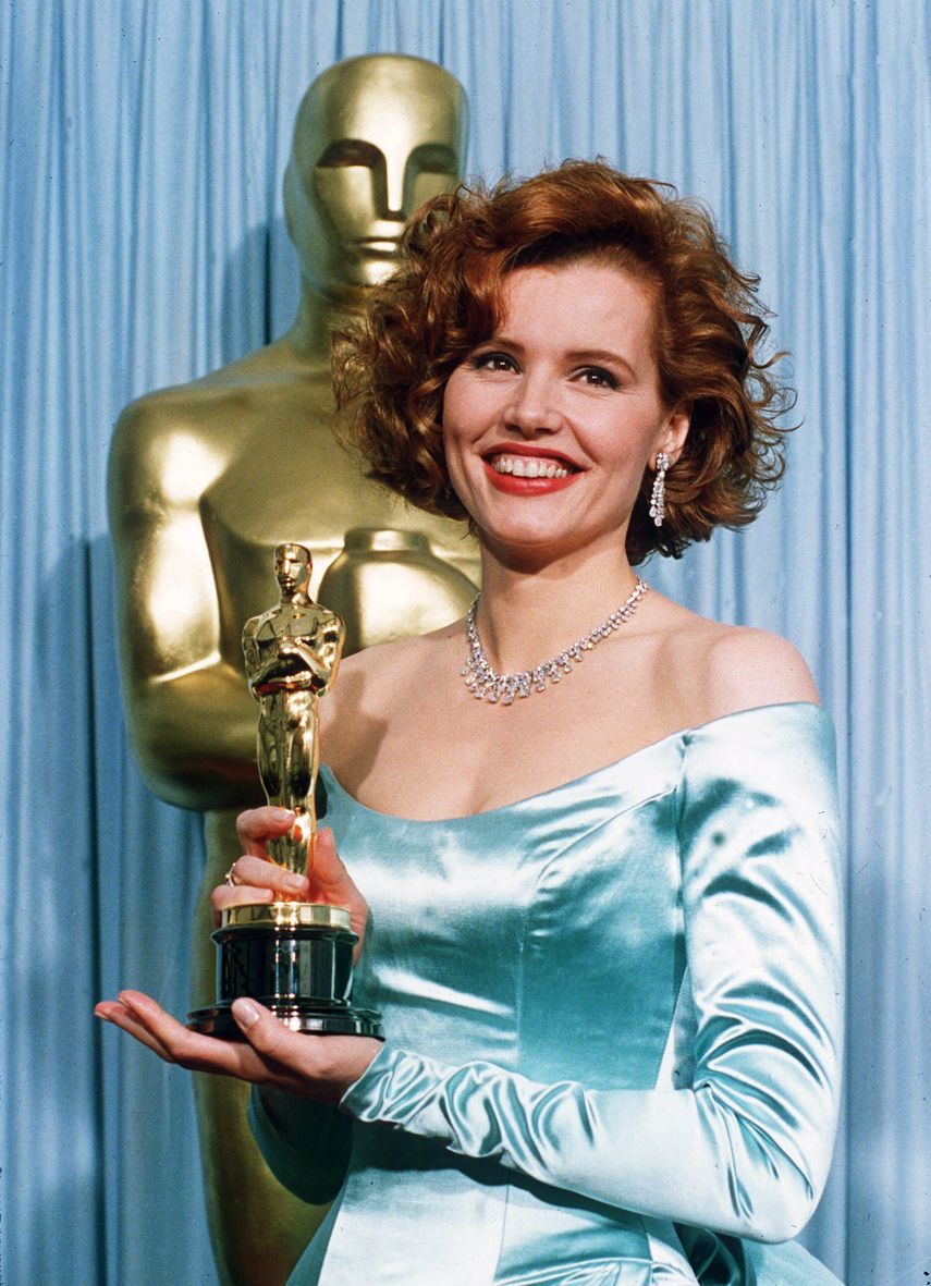 En esta foto del 30 de marzo de 1989, Geena Davis posa tras ganar el Oscar a la mejor actriz de reparto por su trabajo en Accidental Tourist, en Los Angeles.&nbsp;