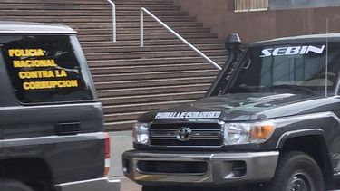 Agentes del SEBIN en los alrededores de la oficina del presidente interino Juan Guaid&oacute;