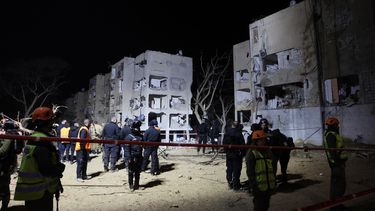 Personal de seguridad, rescate y paramédicos israelíes trabajan en el lugar del impacto directo de un misil iraní en Arad, Israel, el 22 de marzo de 2026. Según un portavoz del servicio de ambulancias Magen David Adom (MDA), 75 personas fueron atendidas y trasladadas a hospitales.&nbsp;