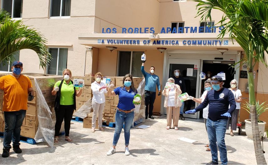 Sophia Lacayo, junto a voluntarios y miembros de Sociedad San Vicente de Paul Nuestra Señora de Guadalupe.