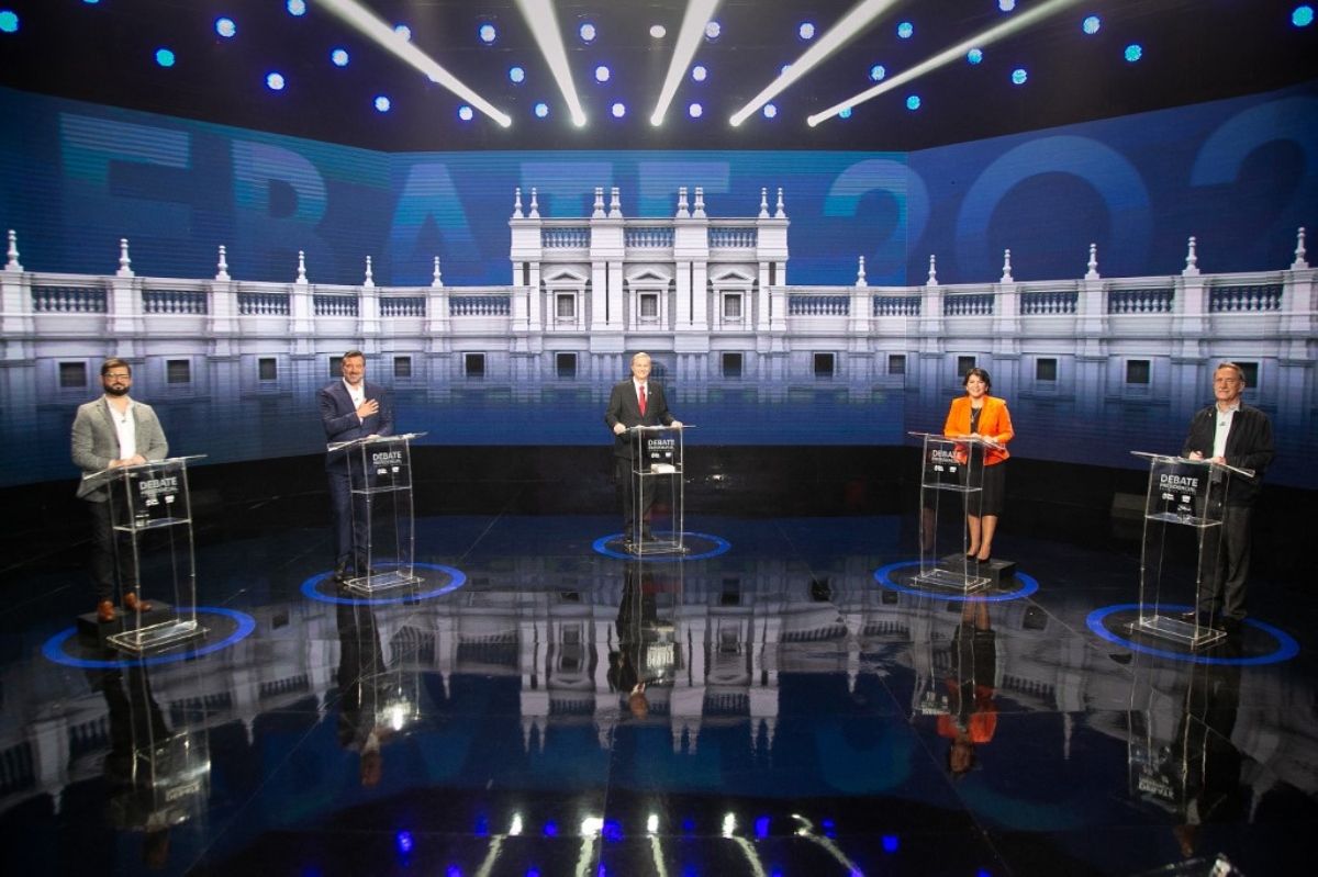 Los candidatos presidenciales chilenos Gabriel Boric del partido Apruebo Dignidad, Sebastian Sichel del partido Chile Vamos, Jose Antonio Kast del Partido Republicano, Yasna Provoste del partido Unidad Constituyente y Eduardo Artes de la Unión Patriótica partido durante un debate televisado en Santiago, el 22 de septiembre de 2021. Los candidatos presidenciales chilenos Gabriel Boric del partido Apruebo Dignidad, Sebastian Sichel del partido Chile Vamos, Jose Antonio Kast del Partido Republicano, Yasna Provoste del partido Unidad Constituyente y Eduardo Artes de la Unión Patriótica partido durante un debate televisado en Santiago, el 22 de septiembre de 2021.