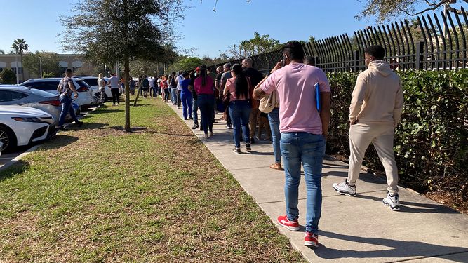 Inmigrantes hacen cola en el centro de inmigración en Miramar, Florida.