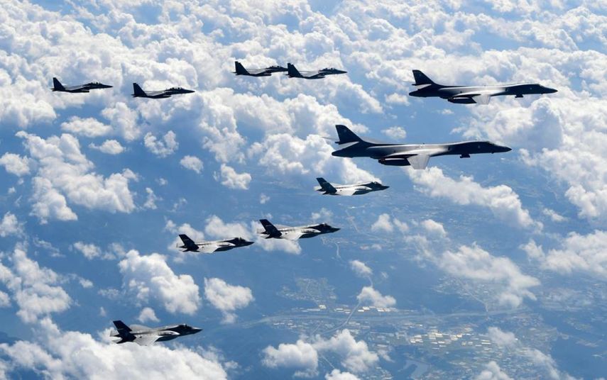Imagen distribuida por el Ministerio de Defensa de Corea del Sur, bombarderos B-1B y cazas F-35B estadounidenses y cazas F-15K surcoreanos sobrevuelan la Península de Corea durante unas maniobras conjuntas.&nbsp;