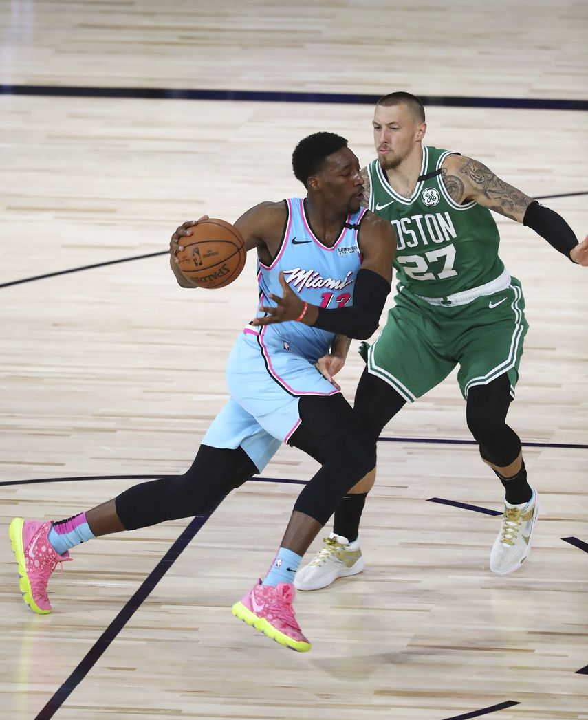 Bam Adebayo (13), del Heat de Miami, intenta superar a Daniel Theis (27), de los Celtics de Boston, en la segunda mitad del partido de la NBA en Lake Buena Vista, Florida, el martes 4 de agosto de 2020.