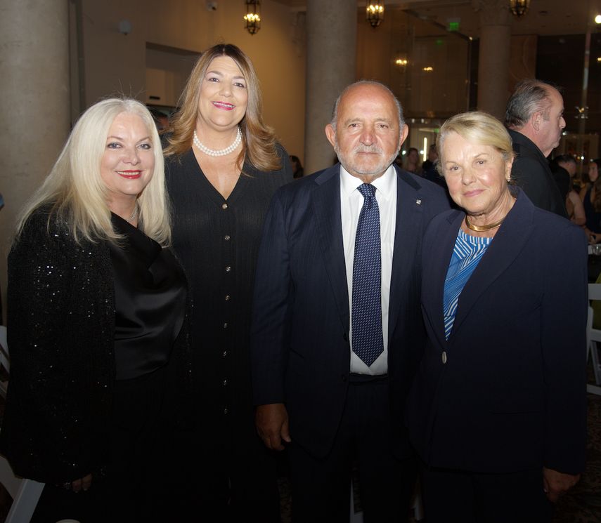 La supervisora de elecciones Alina García, junto a la presidenta de Miami Dade College, Madeline Pumariega, el publisher de Diario Las Américas, Nelson J.Mezerhane G. y su esposa, Eleonora Blasini de Mezerhane.&nbsp;