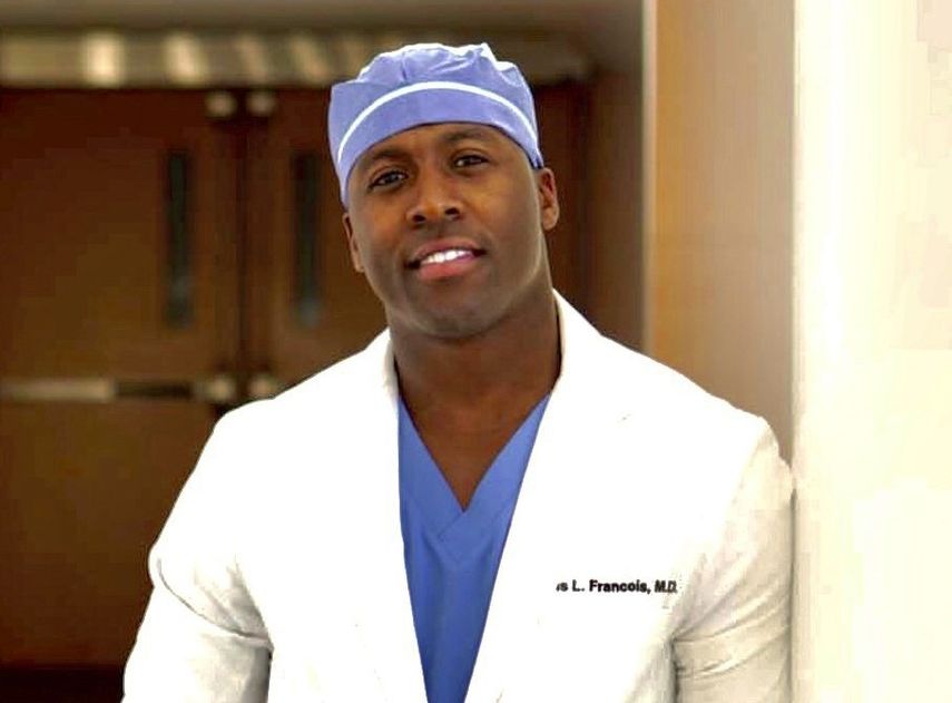 En esta fotograf&iacute;a del 30 de marzo de 2020, el doctor Elvis Francois en la Cl&iacute;nica Mayo en Rochester, Minnesota. Tras publicar videos virales en los que canta acompa&ntilde;ado de piano, Francois lanzar&aacute; su primer EP, Music Is Medicine, cuyas ganancias ser&aacute;n destinadas a The Center of Disaster Philanthropy COVID-19 Response Fund para combatir el coronavirus.&nbsp;