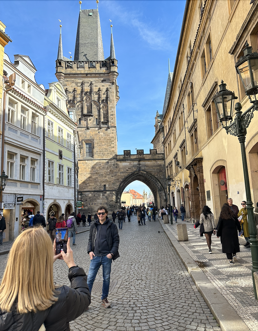 Turistas se toman fotos en plazas y callejuelas de Praga.