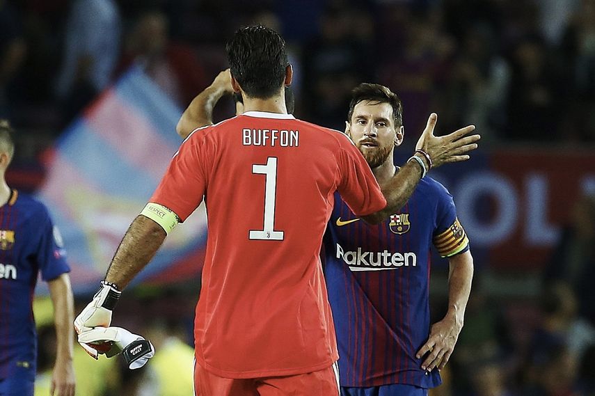 El delantero del FC Barcelona Leo&nbsp;Messi&nbsp;(d) saluda al portero Buffon, de la Juventus, al término del partido de la primera jornada de la Liga de Campeones disputado en el Camp Nou, en Barcelona.&nbsp;