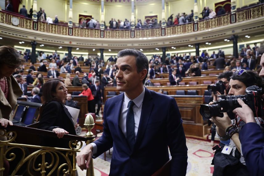 S&aacute;nchez ha dirigido un gobierno provisional en Espa&ntilde;a durante casi un a&ntilde;o. Se convirti&oacute; en presidente del gobierno en 2018 luego de encabezar una moci&oacute;n de censura para destituir al gobierno conservador de Mariano Rajoy, que se vio plagado de esc&aacute;ndalos de corrupci&oacute;n.&nbsp;