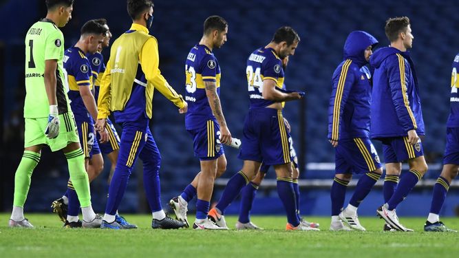 Jugadores del club argentino Boca Juniors salen de la cancha al final de su partido por la Copa Libertadores ante el ecuatoriano Barcelona, en la Bombonera, en Buenos Aires, Argentina, el jueves 20 de mayo de 2021