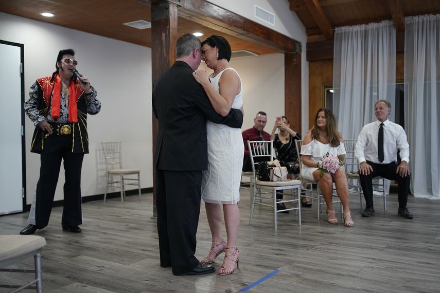 Una pareja se casa en Las Vegas, pero con medidas higi&eacute;nicas contra el coronavirus, el 12 de mayo del 2020.&nbsp;
