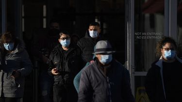 Personas salen de un cruce de peatones en el Puerto de Entrada de San Ysidro de la Oficina de Aduanas y Protección Fronteriza (CBP) de los EE. UU