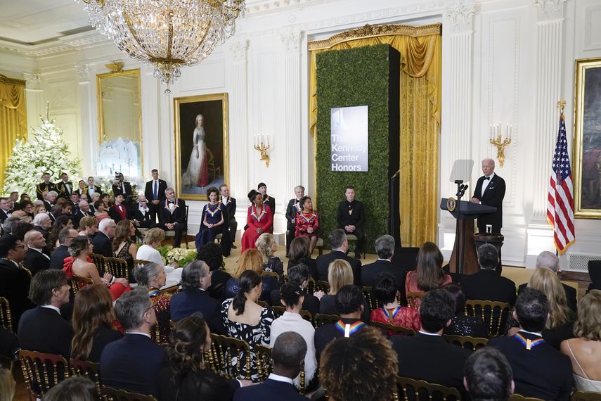 El presidente Joe Biden habla en una recepción para los homenajeados de los premios del Centro Kennedy, el domingo 4 de diciembre de 2022, en la Casa Blanca, en Washington.