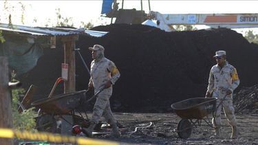 Soldados mexicanos mueven carretillas mientras ayudan en el rescate de 10 mineros atrapados en una mina de carbón colapsada e inundada en Sabinas, estado de Coahuila, México, el jueves 4 de agosto de 2022.