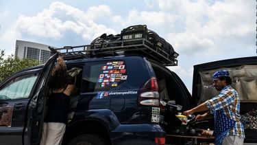 El chef italiano Aldo Giaquinto (R) prepara su desayuno para &eacute;l y su esposa&nbsp;&nbsp; Vera Kozlovskaia.