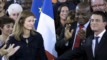 El primer ministro francés,&nbsp;Manuel&nbsp;Valls, sostiene la mano de su esposa Anne Gravoin, tras presentar su candidatura a las primarias socialistas