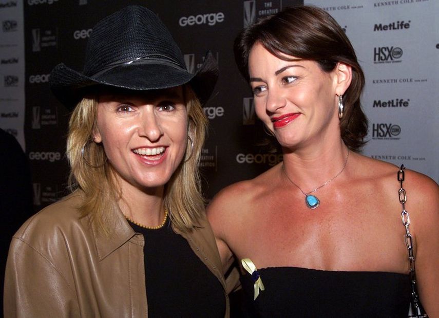 En esta foto del 16 de agosto de 2000, Melissa Etheridge, a la izquierda, y Julie Cypher llegan a un evento de recaudaci&oacute;n de fondos para la Christopher Reeve Paralysis Foundation en Los Angeles.&nbsp;