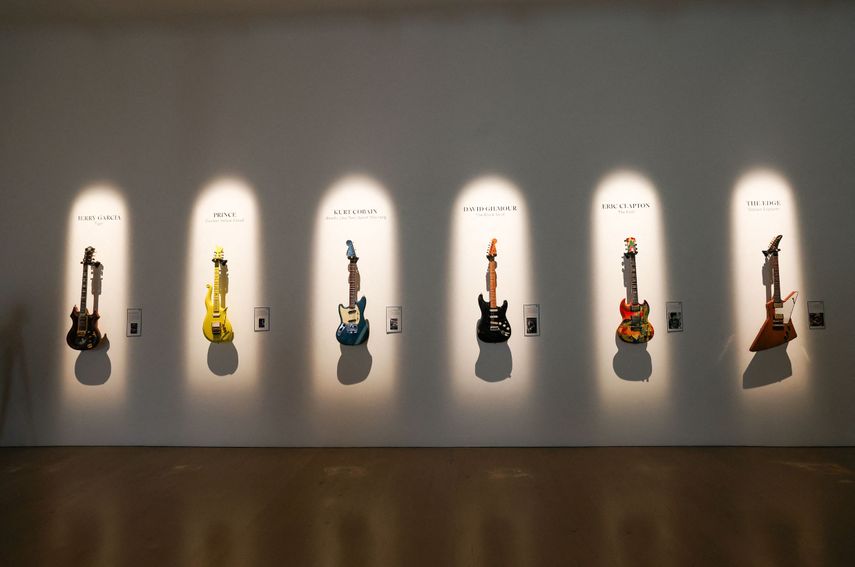 La guitarra Tiger de Jerry García, la guitarra Yellow Cloud personalizada de Andy Beech de Prince, la guitarra Fender Mustang de 1966 de Kurt Cobain, la Black Strat de David Gilmour, la Gibson SG The Fool de Eric Clapton y la Gibson Explorer de The Edge se exhiben durante una vista previa de prensa de The Jim Irsay Collection en Christies Los Ángeles en Beverly Hills, California, el 5 de febrero de 2026.