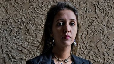 Mariana Molero porta una camiseta de con la inscripción TPS para venezolanos mientras posa para una foto en su casa en Pembroke Pines, Florida, el viernes 22 de enero de 2021