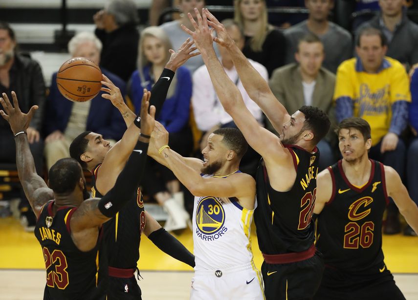 Stephen Curry lideró a los suyos con 29 puntos, seguido por Kevin Durant con 26 y Klay Thompson con 24.