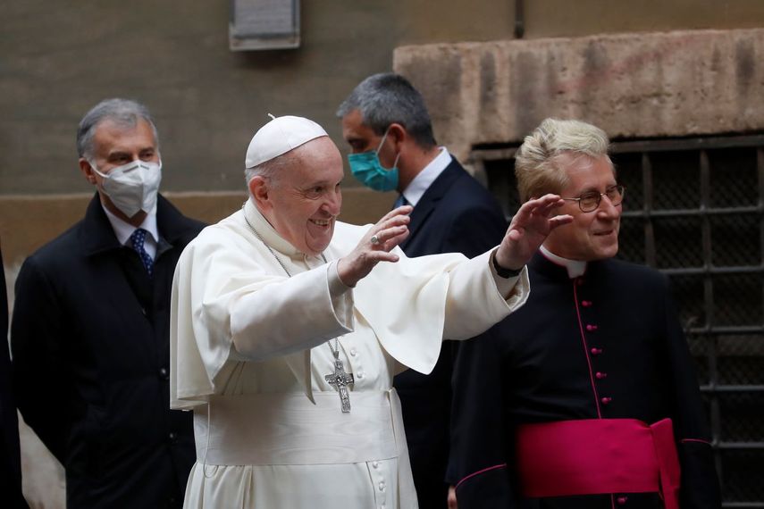 El papa Francisco saluda después de oficiar una misa en la Iglesia del Espíritu Santo el domingo 11 de abril de 2021, en Sassia, Roma.