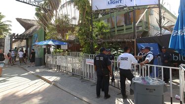 Vista de este lunes 16 de enero de 2017 del exterior de la discoteca Blueparrot, en el centro turístico de Playa del Carmen (México), donde esta madrugada se registró una balacera con un saldo de por lo menos cinco personas fallecidas.