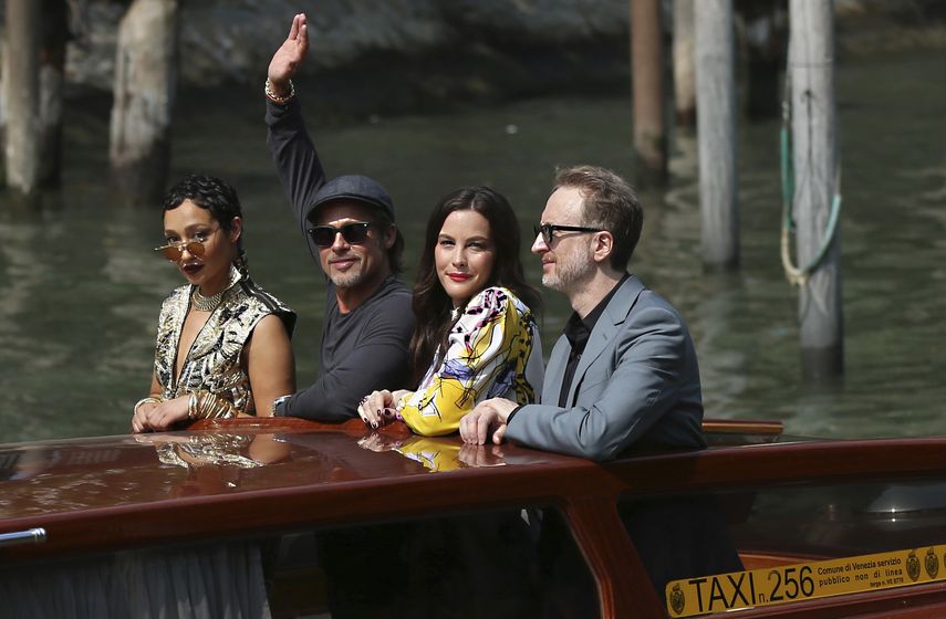 Los actores Ruth Negga, Brad Pitt y Liv Tyler y el director James Gray llegan a una sesi&oacute;n de fotos de Ad Astra en el Festival de Cine de Venecia de 2019