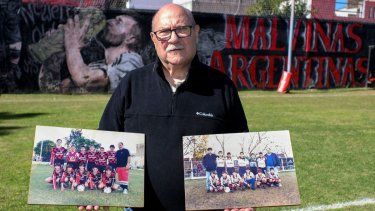 Antonio Quique Domínguez, exentrenador del astro argentino Lionel Messi, muestra fotos de la Pulga durante su etapa como jugador infantil.