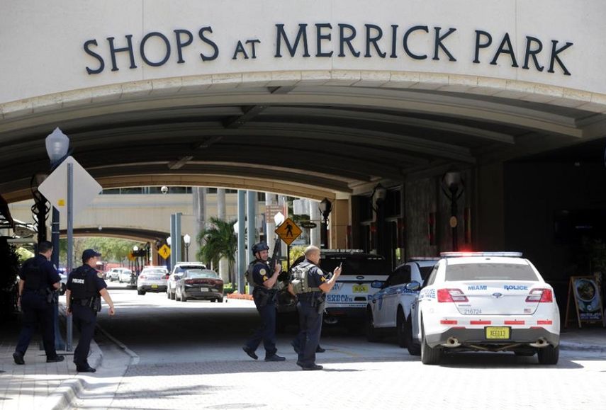 Los accesos al centro comercial Merrick Park, en Coral Gables, estuvieron controlados por agentes de la Policía durante buena parte de la tarde de este sábado.