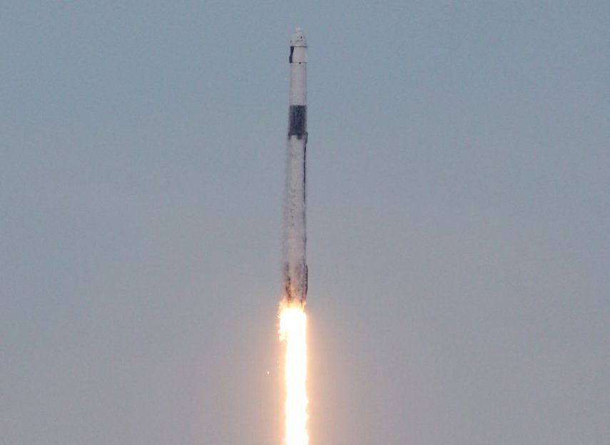 Un cohete SpaceX Falcon 9 que transporta a los astronautas de la Misión Axiom 2 se eleva hacia el espacio después de despegar de la plataforma 39A en el Centro Espacial Kennedy de la NASA en Florida el 21 de mayo de 2023. Dos astronautas saudíes, incluida la primera mujer saudí, despegarán de Florida el 21 de mayo en una misión privada a la Estación Espacial Internacional (ISS).