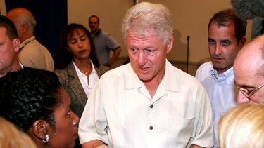 Imagen de archivo del expresidente Bill Clinton durante una visita a los damnificados por el huracán Katrina en Nueva Orleáns, EEUU, en septiembre de 2005.
