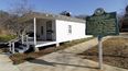 Un marcador histórico que denota la casa de la infancia de Elvis Presley en Tupelo, Mississippi, donde los fanáticos pueden echar un vistazo a los primeros años del rockero, en una foto del 10 de diciembre de 2009. En agosto de 2022, la casa natal de Presley experimentó un aumento en el turismo debido al 45º aniversario de su muerte.