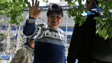 El expresidente de Bolivia (2006-2019), Evo Morales, saluda a su llegada a una conferencia de prensa en la sede del Movimiento al Socialismo (MAS) en La Paz, el 11 de octubre de 2023. El juicio contra Morales, acusado de trata de personas, comenzó el 11 de mayo de 2026 en su ausencia en Tarija, al sur de Bolivia.